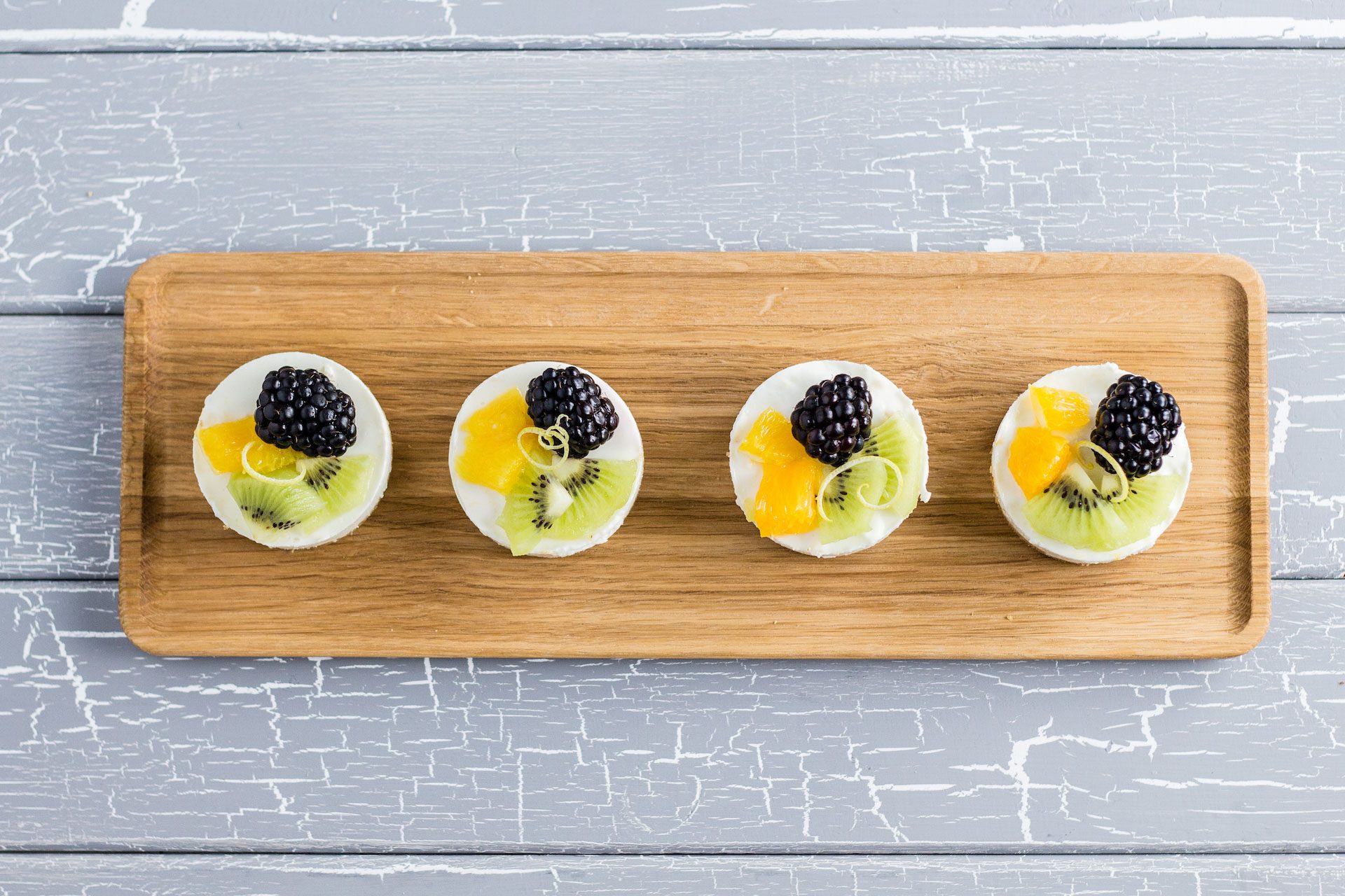 Mini cheesecake con Skyr al mango e frutto della passsione e frutta fresca video image