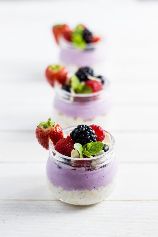 Overnight oats con frutta e Skyr al mirtillo