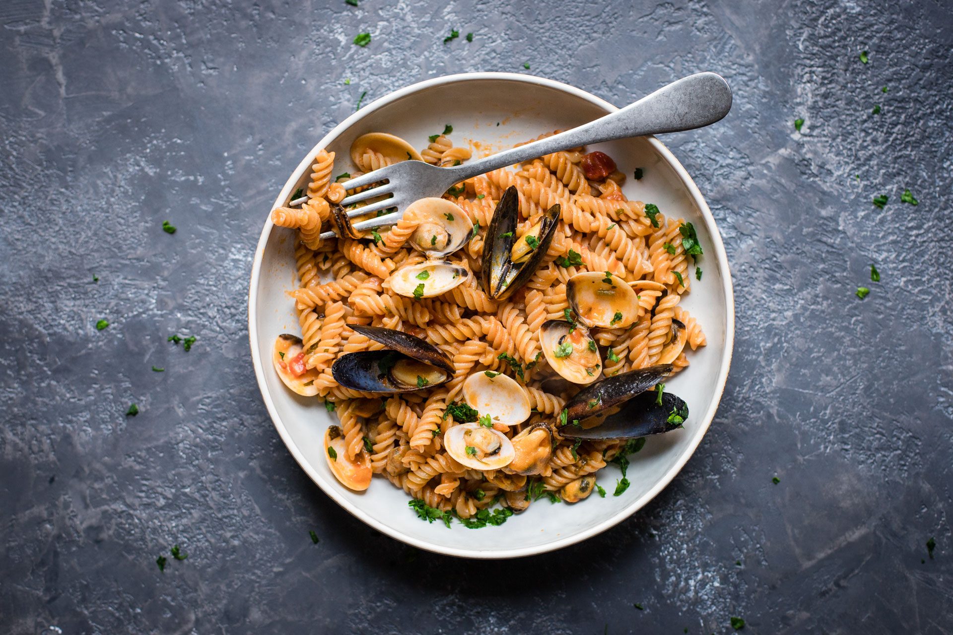 Fusilli con vongole e cozze video image