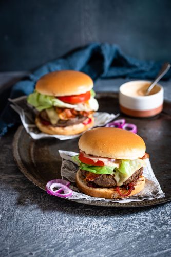 Cheeseburger con cipolle piastrate in agrodolce