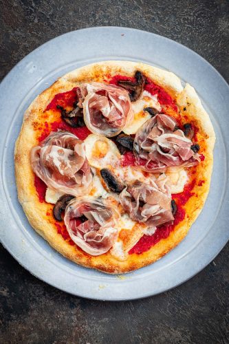 Pizza al BBQ con pancetta coppata, funghi grigliati e formaggio di capra