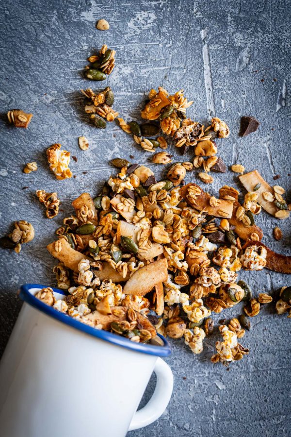 Granola al popcorn, cioccolato fondente e nocciole