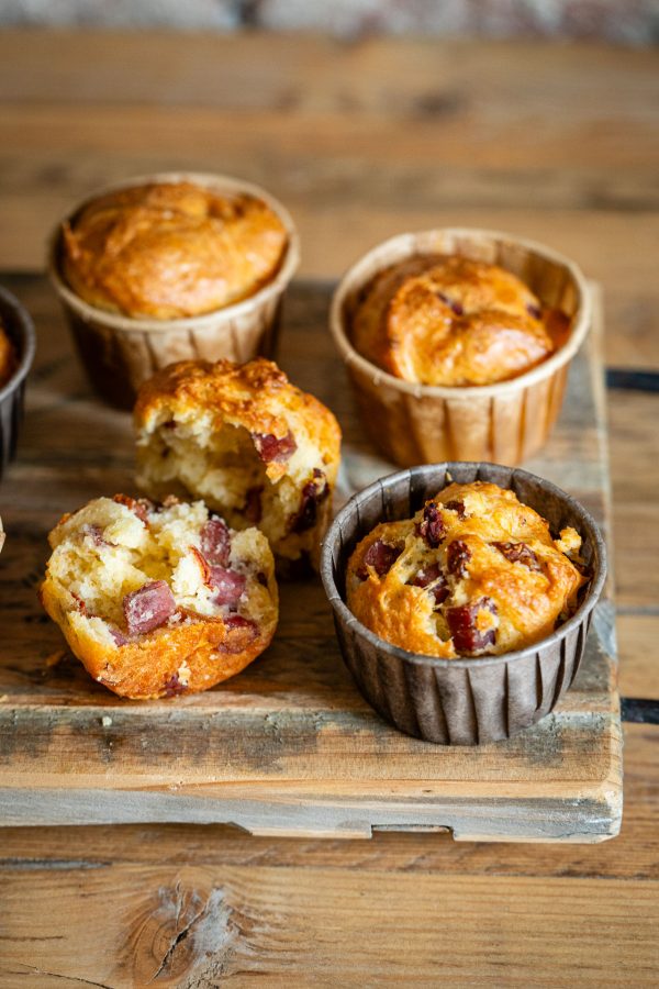 Muffin salati con salsiccia stagionata romagnola, pomodori secchi e pecorino