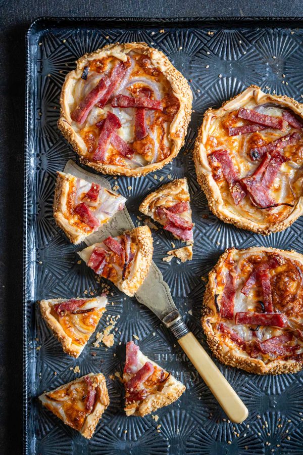 Mini galette salate con cipolla rossa, taleggio e salame all’Amarone della Valpolicella DOCG