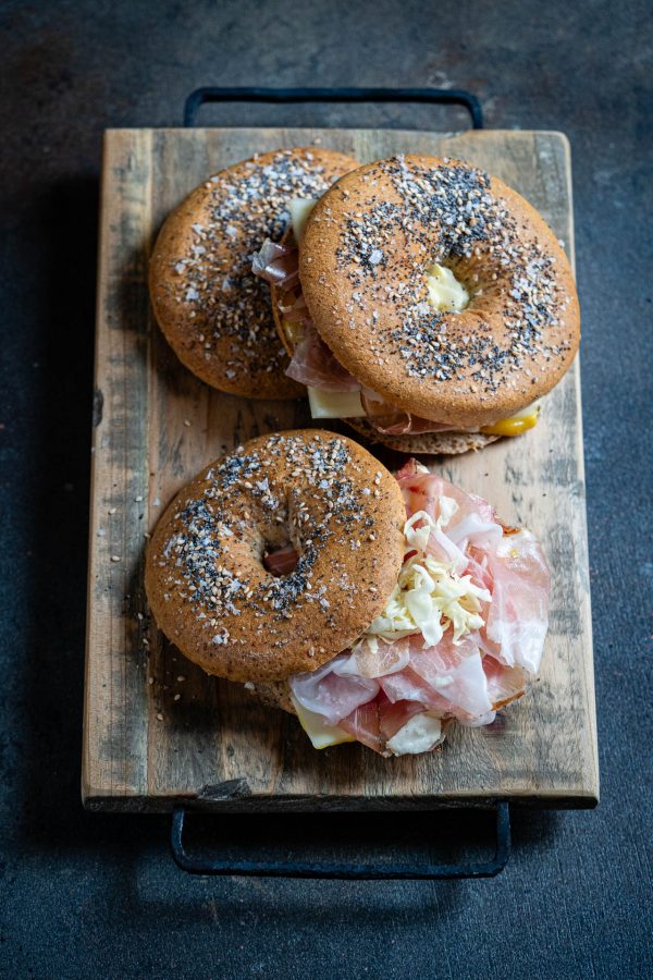 Bagel al grano saraceno con speck Levoni, cavolo cappuccio e senape dolce