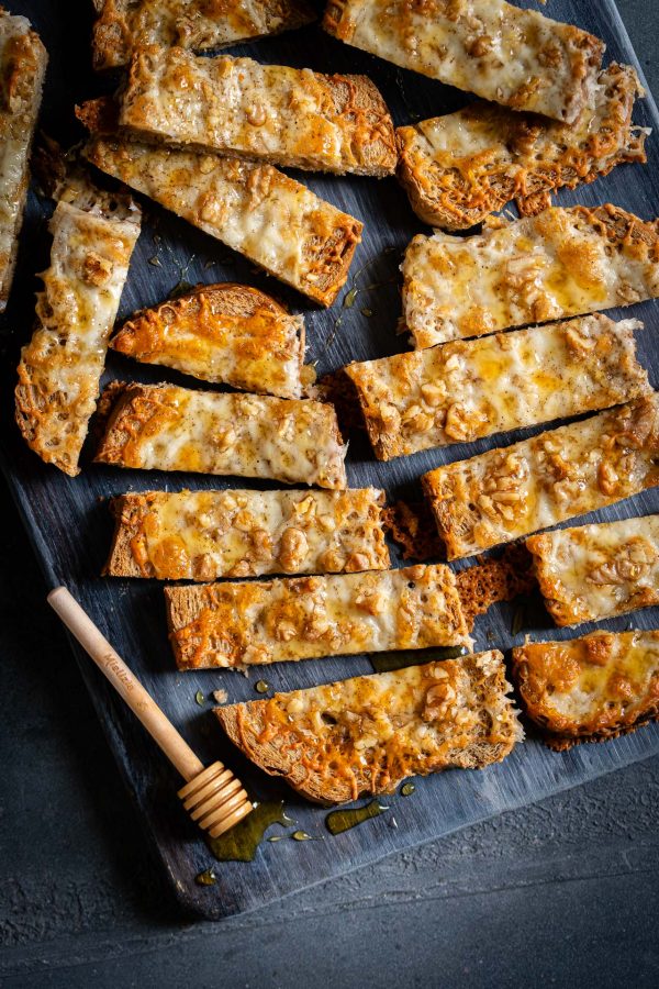 Crostoni con pecorino, noci e miele